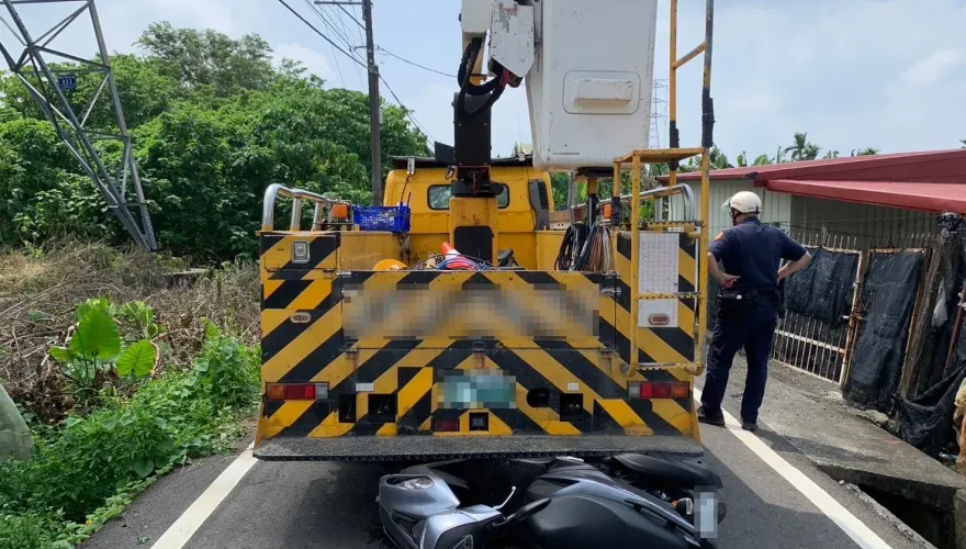 快訊/高雄工程車倒車釀禍！母子檔騎機車遭捲車底　送醫不治雙亡