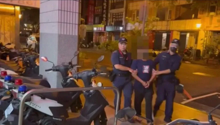 快訊/台中深夜攻擊！男玩網路桌遊被嗆　持20公分柴刀見人就揮