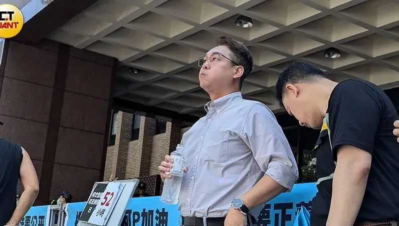 小草號召包圍北檢遭舉牌警告　柯文哲志工團執行長嗆：要辦就來辦