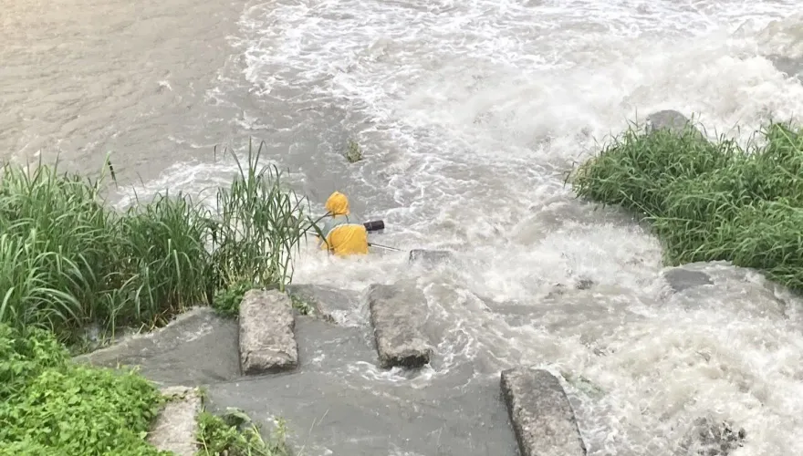 快訊/台中暴雨釀意外！78歲釣客受困沙洲　出動20消防員急救援