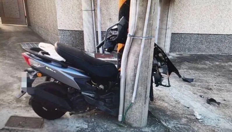 詭異奪命！台南阿北騎車「衝進2根電桿窄縫」斷魂　機車龍頭被夾爛