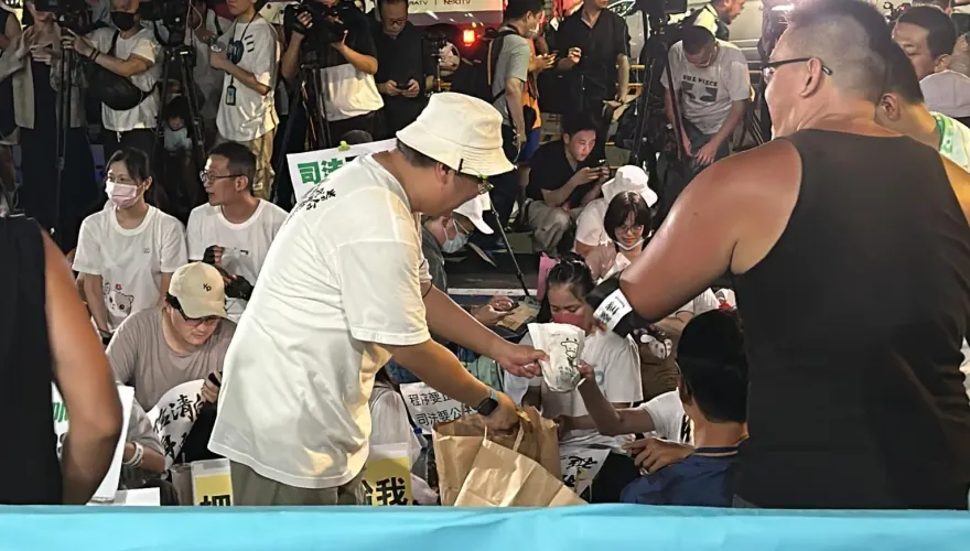 京華城案羈押庭柯文哲打頭陣　館長豪送百份雞排支援小草挑燈夜戰挺柯P