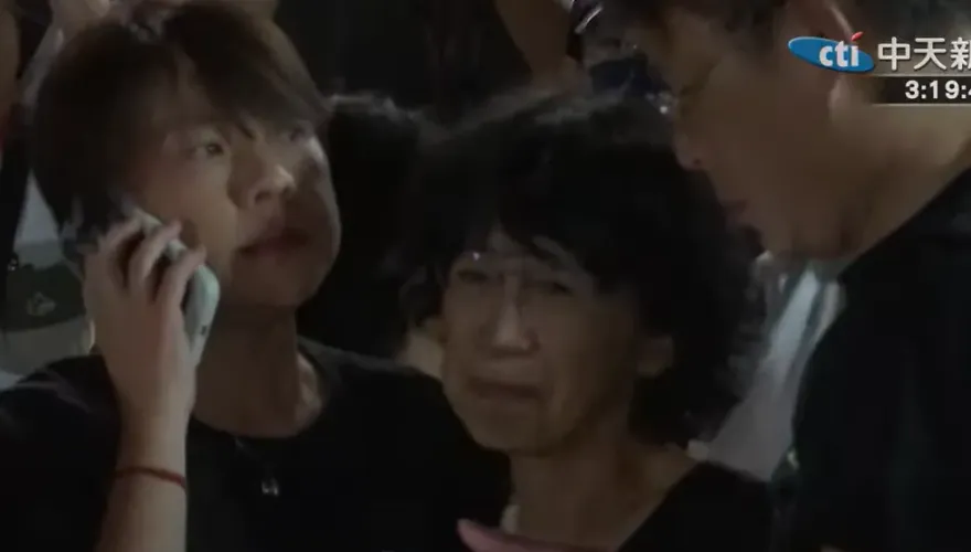 柯文哲涉京華城案無保請回！民眾黨公職與小草歡聲雷動　陳佩琪激動落淚