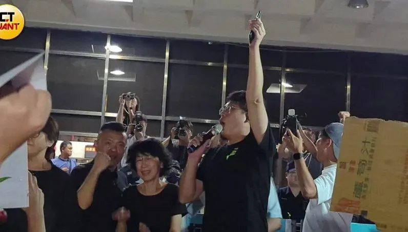 柯文哲無保請回！守候小草們高聲歡呼：法院認證的清白