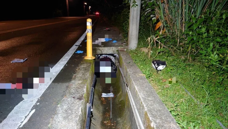 快訊/苗栗三義詭異車禍！男暗夜騎車重摔身亡　機車「整輛卡進水溝裡」
