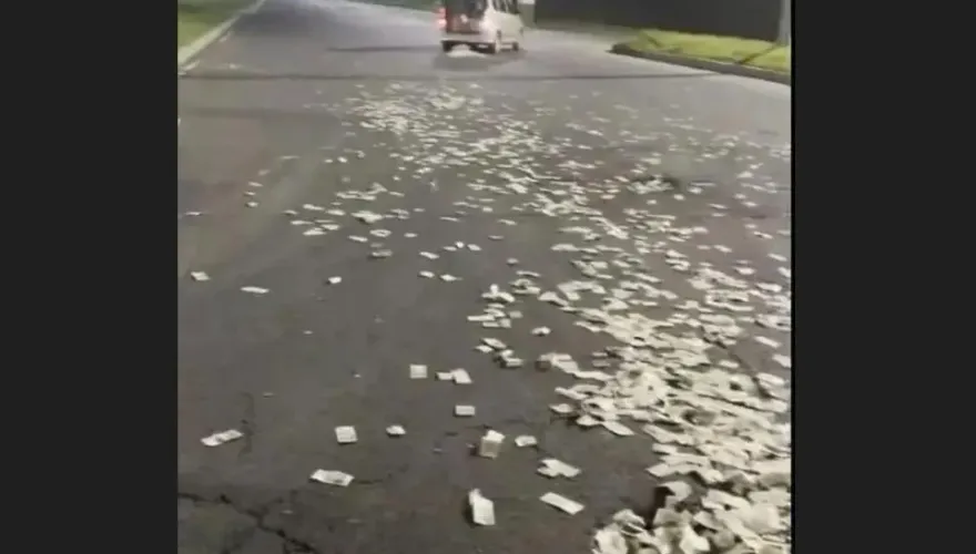 路人瘋撿！哈爾濱驚現「鈔票灑滿街」奇景...竟是運鈔車門壞了