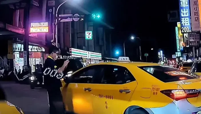 影/小黃「車頭插出」擋路中！新竹火車站前爆衝突　上前怒噴當街槓上