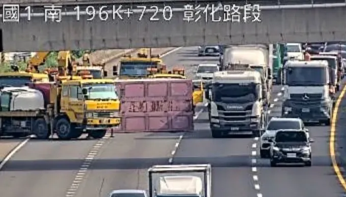 快訊/上班注意！　國1彰化段「一早貨櫃車翻覆」大回堵