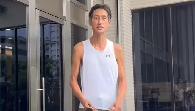 母遺體還沒火化！唐治平遭目擊街頭「自言自語」　現蹤清真寺近況曝