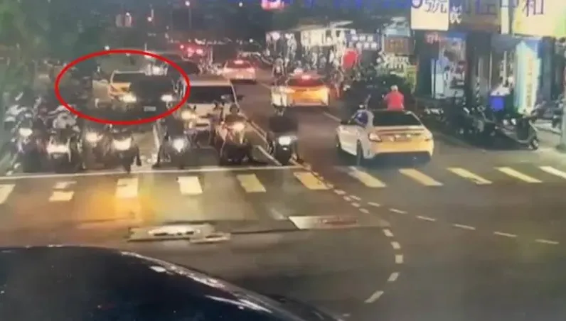 板橋通緝犯拒檢街頭大暴衝！駕車狂撞警車、小客車　遭警方壓制逮捕