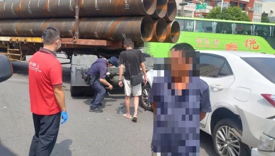 驚悚！轎車左轉遭「滿載鐵筒」大車猛撞　嘉義駕駛淪「夾心餅」再撞廂型車