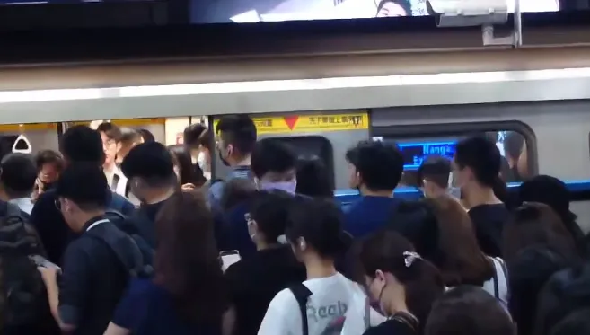 板南線上班尖峰列車暫停　北捷：為維持安全間距