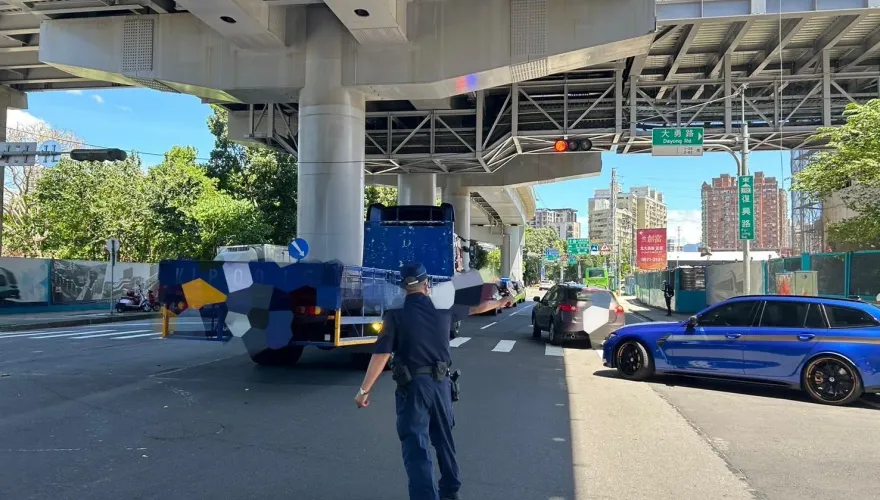 快訊/三峽機車雙載「閃客運擦撞大貨車倒地」！後座7旬翁慘被輾斃