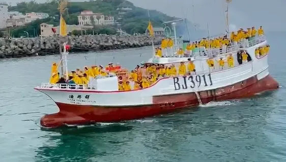 影/屏東小琉球迎王祭盛大登場　信徒隨神轎遶境漁港祈福求平安