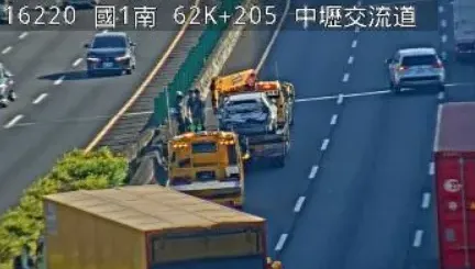 快訊/國1中壢交流道嚴重事故！大貨車撞休旅車　後方紫爆回堵5公里