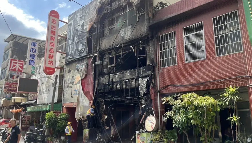 快訊/桃園中壢體育用品店大火狂燒！整棟燒毀焦黑　6人受困頂樓