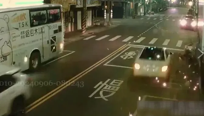 恐怖車禍！27歲賓士駕駛失控「猛撞11車」　安全氣囊爆開急送醫