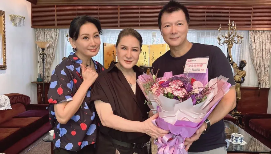 2代歌仔戲國寶同框！楊麗花攜徒弟陳亞蘭現身　79歲逆齡近照曝光