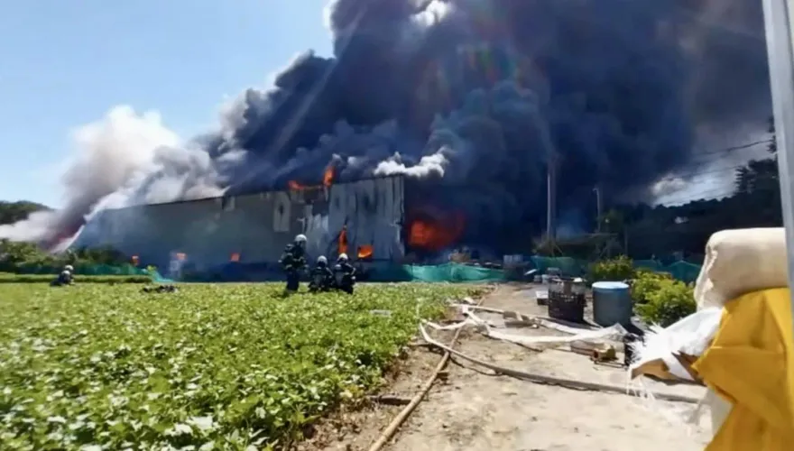 快訊/北市社子島工廠火警全面燃燒　廠內存放大量酒精警消灌救中