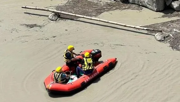 快訊/台南麻善大橋男子疑墜橋落水　警消出動人車救生艇搜救