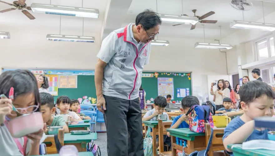開學了！張善政視察免費營養午餐推動　期勉學校守護學童健康