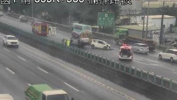 快訊/出遊注意！國1北向楠梓段2車追撞大翻車　四腳朝天躺路中央