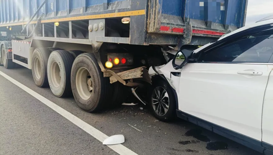 快訊/嘉義東石嚴重車禍！休旅車頭「塞進砂石車屁股」　1人送醫搶救不治