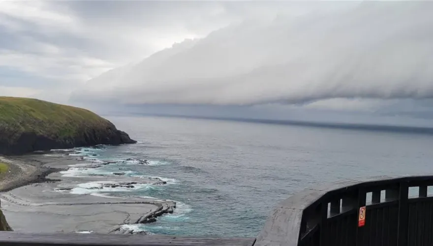 壯闊「雲海嘯」現身澎湖七美　氣象站釋成因：2雲系輻合的線狀對流