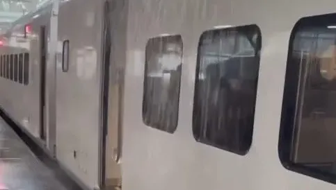 影/下車整身濕！台南車站不堪暴雨變水濂洞　大水桶雖醜卻接好接滿