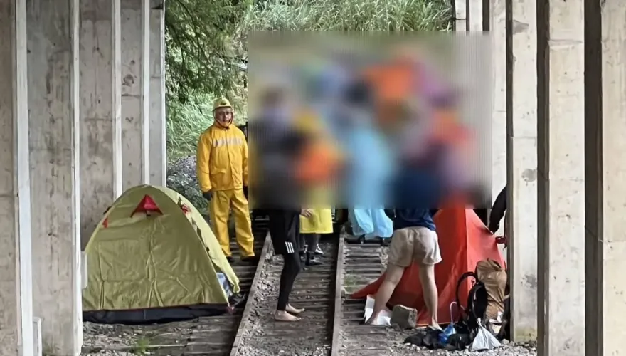 快訊/驚悚畫面曝光！嘉義阿里山眠月線大崩壁「鐵鍊斷裂」　逾10人受困已救出