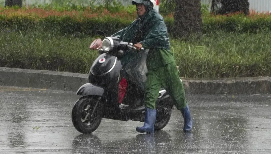 民宅屋頂遭強風掀翻！超級颱風摩羯侵襲越南北部　造成至少4死