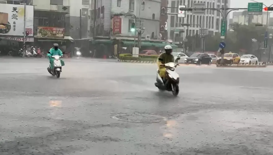 快訊/雨彈狂轟高雄！小港機場今早暫停地面作業　部分航班延誤