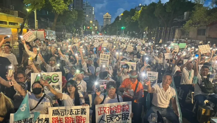 快訊/民眾黨號稱萬餘小草集結立院群賢樓！現場手機揮成燈海