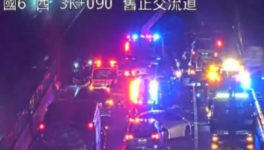 快訊/傷亡不明！國道6號西向2.8公里「3車追撞」    全線紫爆回堵中