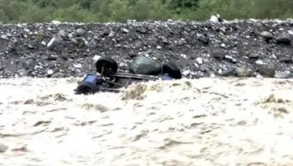 快訊/生死不明！花蓮青昌溪水位暴漲    沖倒吉普車1大1小被沖走