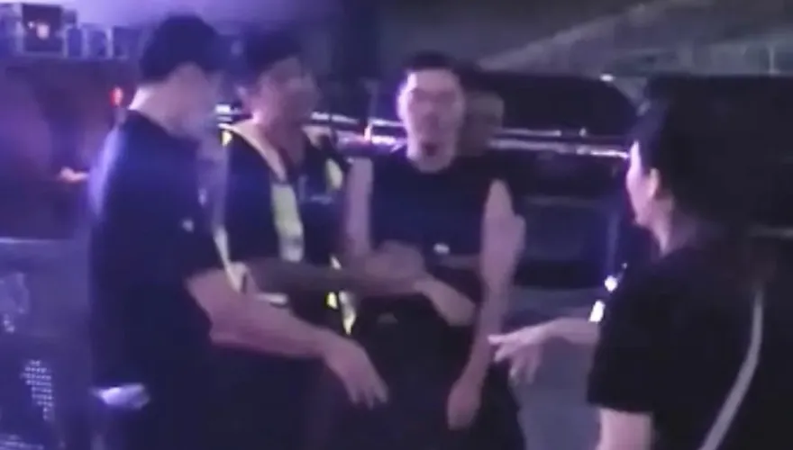 影/搖滾區鬧場片！火星人布魯諾高雄演唱會　醉男亂丟東西、打工作人員被逮