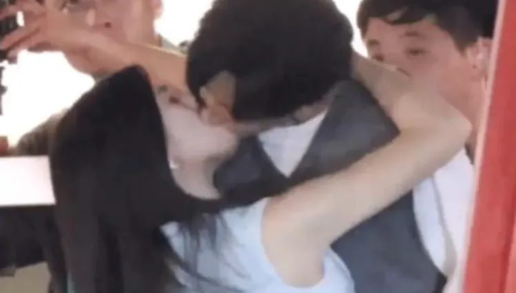 不甩與陳曉婚變、分居傳聞！　陳妍希拍戲「擁吻小19歲男星」畫面流出