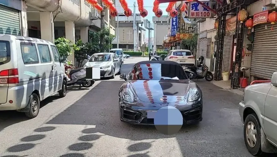 台中超派327萬保時捷「爽停路中人不見」！一查車牌竟然假的