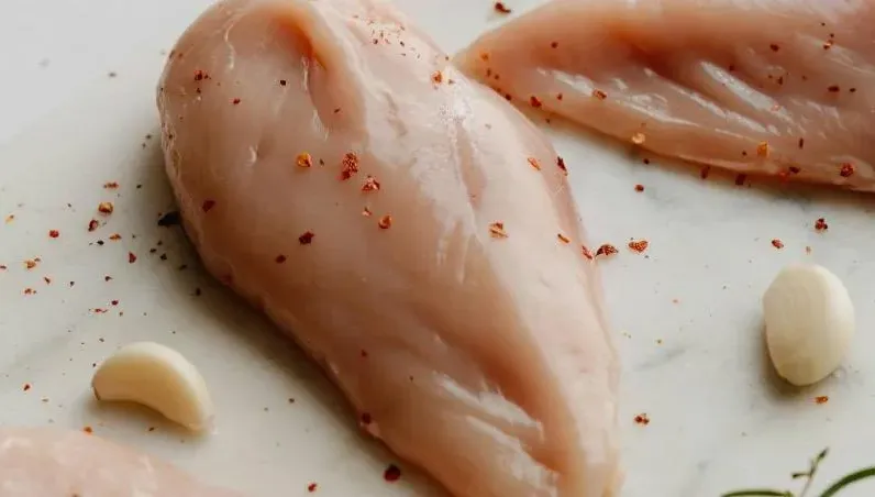 即食雞胸肉最好加熱再吃！真空包裝恐藏「肉毒桿菌」麻痺神經致命