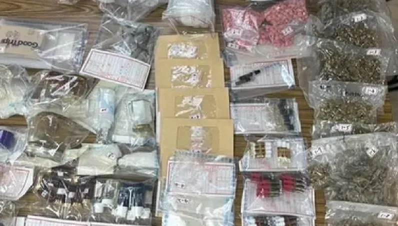 學生套房淪毒窟！毒販「埋包交易」設斷點　警逮5人查扣大量毒品