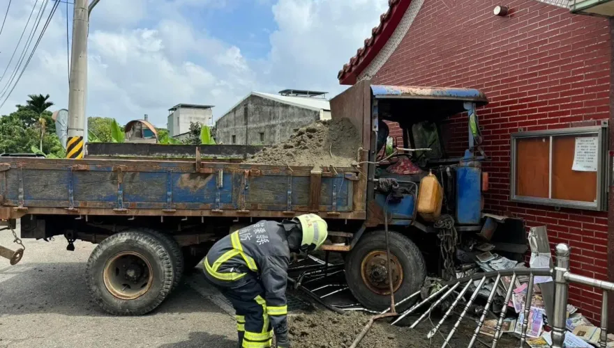 神蹟！苗栗7旬翁開「砂石貨車」煞不住直衝土地公廟　鐵欄杆「及時接殺」