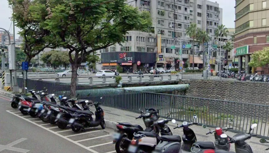 快訊/差點落水！台中30歲女「懸掛2層樓高」橋面搖盪　警消救起