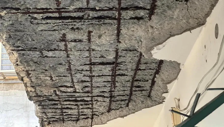 快訊/三重海砂屋驚見陽台塌陷！疑樓上違建釀禍　68歲婦人受傷送醫