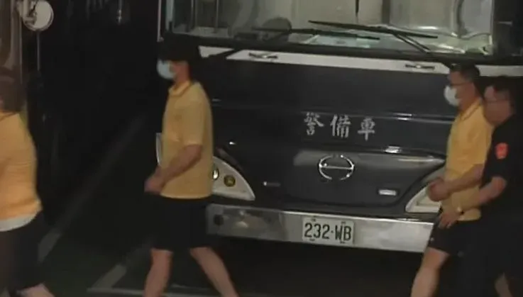 影/大新聞大爆卦　柯文哲「去年沒藍白合，今年穿藍白拖」　黃揚明嘆：很難堪