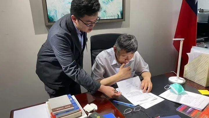 揭柯P「識人不明、太過心軟」迷失在政治黑暗　鐵桿小草嘆：京華城當然是圖利