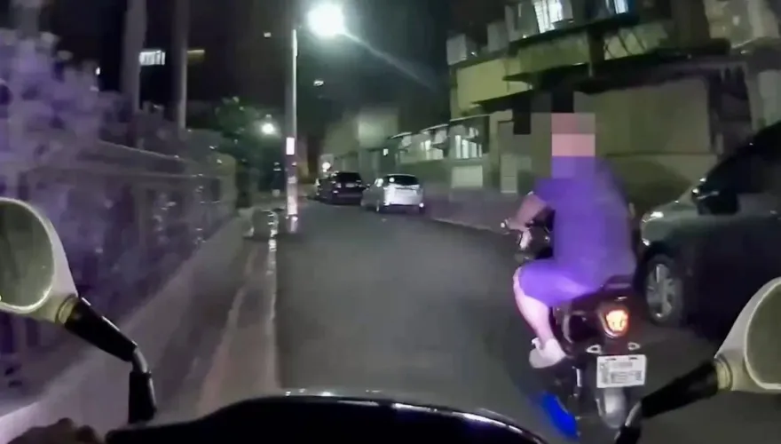 影/傻眼！警目擊邊騎車邊喝酒直呼「太扯了」　男子拒測遭開單扣車