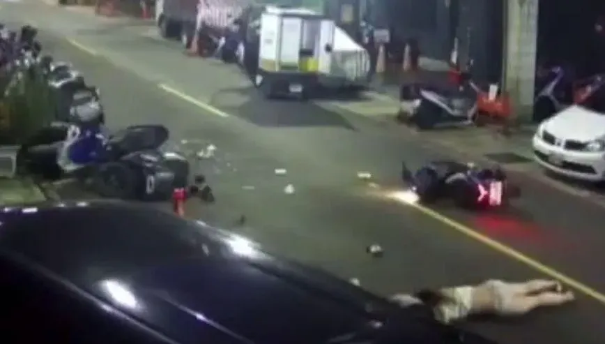 影/猴子鬼遮眼片！她深夜散步慘遭後方載妹機車撞飛　倒地不起慘況曝