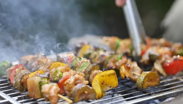 中秋烤肉鮮食「保麗龍盤」丟錯恐噴6000元！正確處理方法曝