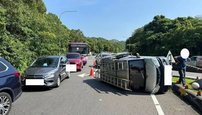 酒駕釀禍！信義快萬芳交流道貨車自撞翻覆　一度漏油情況危急
