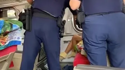 影/女乘客台鐵車廂狂呻吟！列車長出手解約　被警方請下車怒嗆「滾啦」